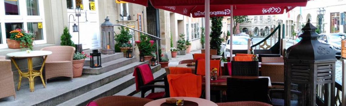 Außenbereich der CoCoNo Bar in der historischen Lucas-Cranach-Straße