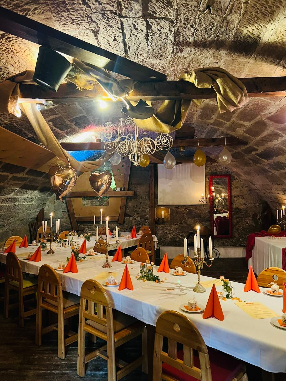 Festlich gedeckte Tafel im Gewölbekeller des CoCoNo