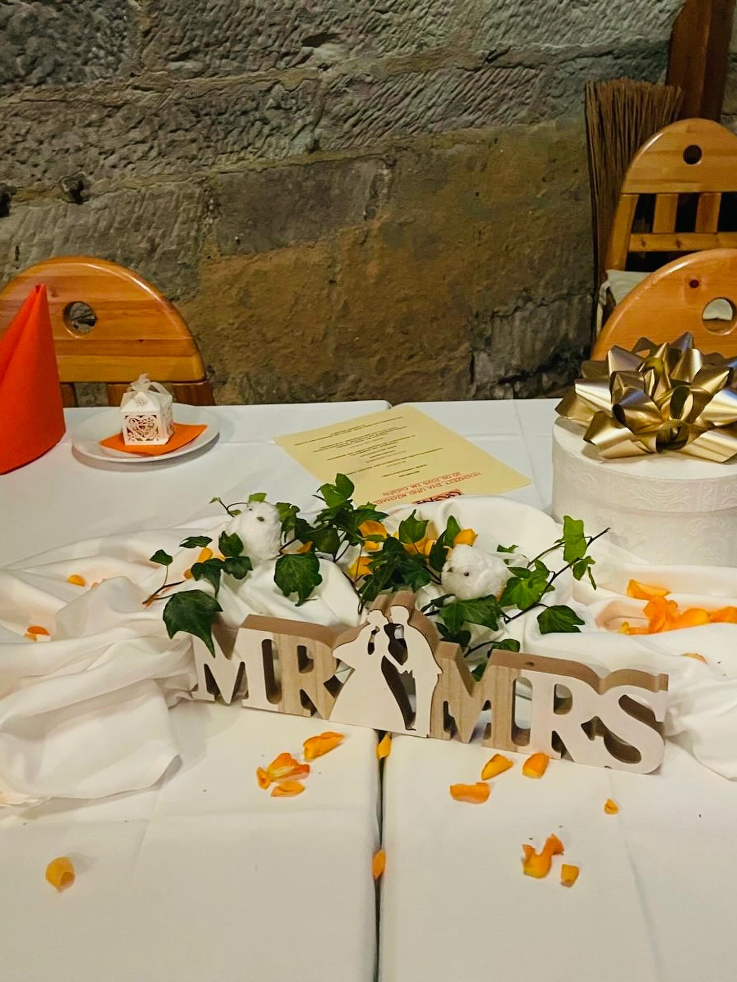 Blumenschmuck und Deko im historischen Gewölbekeller